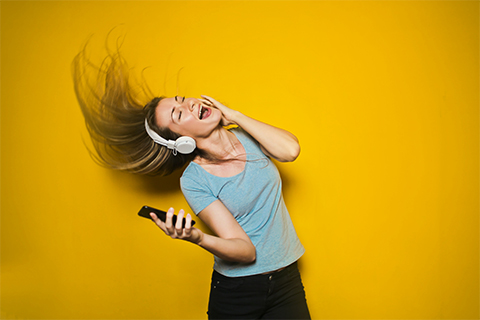 AUGENHÖHE | Mitgestalten ist gelebte Unternehmensphilosophie & „come as you are" in Jeans, T-Shirt und Sneakers. AUGENHÖHE | Mitgestalten ist gelebte Unternehmensphilosophie & „come as you are