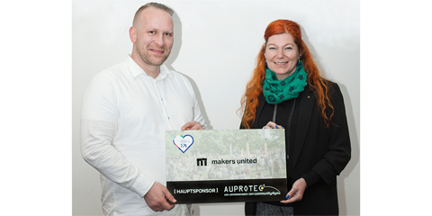 AUPROTEC plant manager Hendrik Riedel hands over the pledge to the chairwoman of maker e.V. Katrin Hoffmann